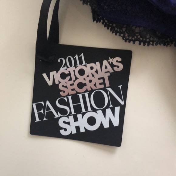 Victoria’s Secret Garterbelt- M\L - Picture 3 of 3